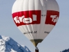 FEATURE SPORT - BALLON MIT TIROL-AUFSCHRIFT IM RAHMEN DER KAISERWINKEL BALLONWOCHE IM LANDEANFLUG AUF KIRCHBICHL